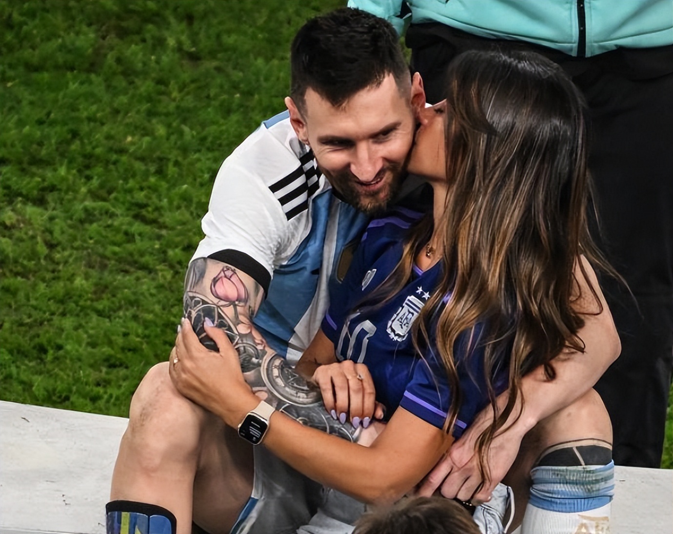 梅西世界杯夺冠亲吻安东内拉,梅西夺冠亲吻妻子