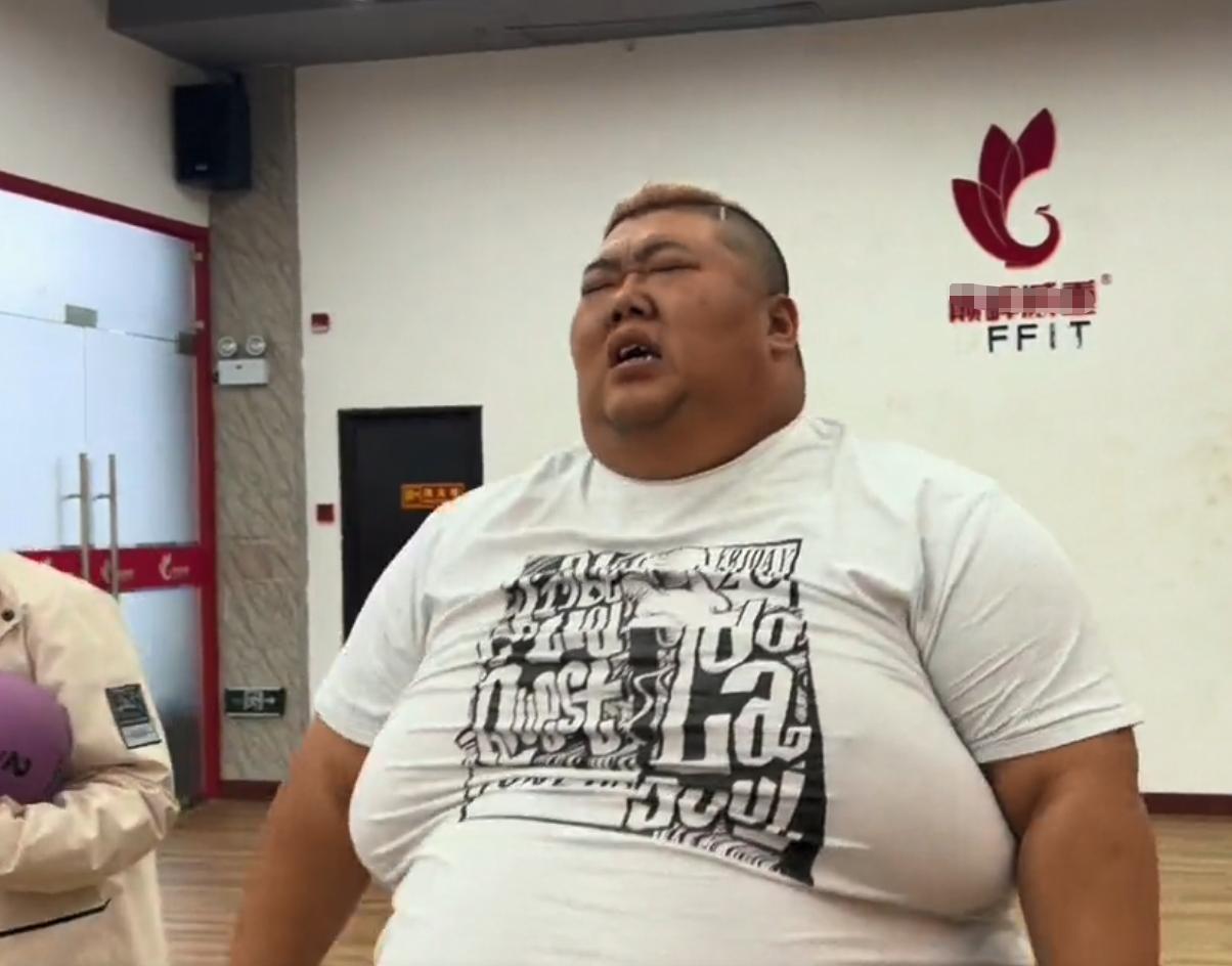 600斤胖猴仔，举健身球抬不动胳膊，疼得呲牙咧嘴，猴嫂笑开花