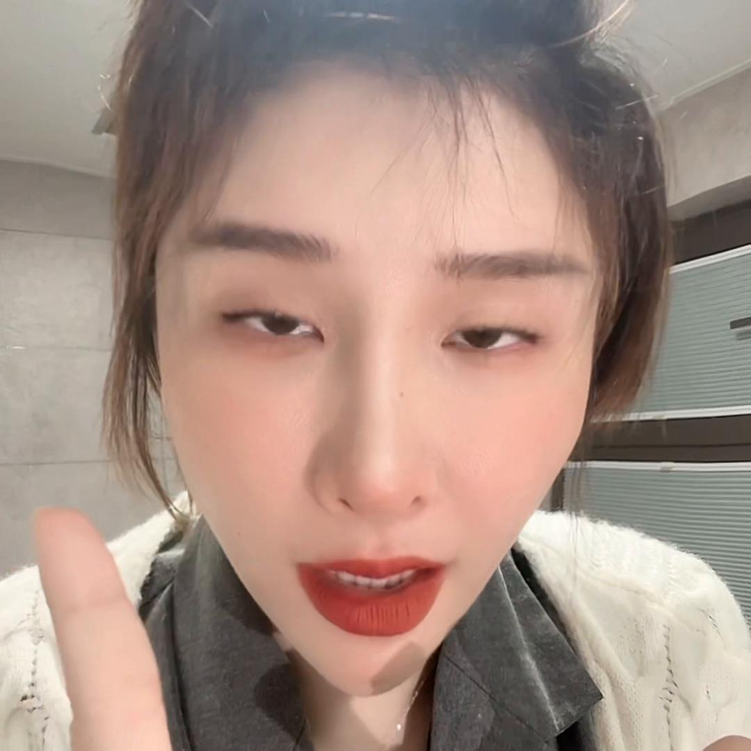 女人！你给我买！！戴上咱家草莓晶！涂上这个羞羞香水！咱...