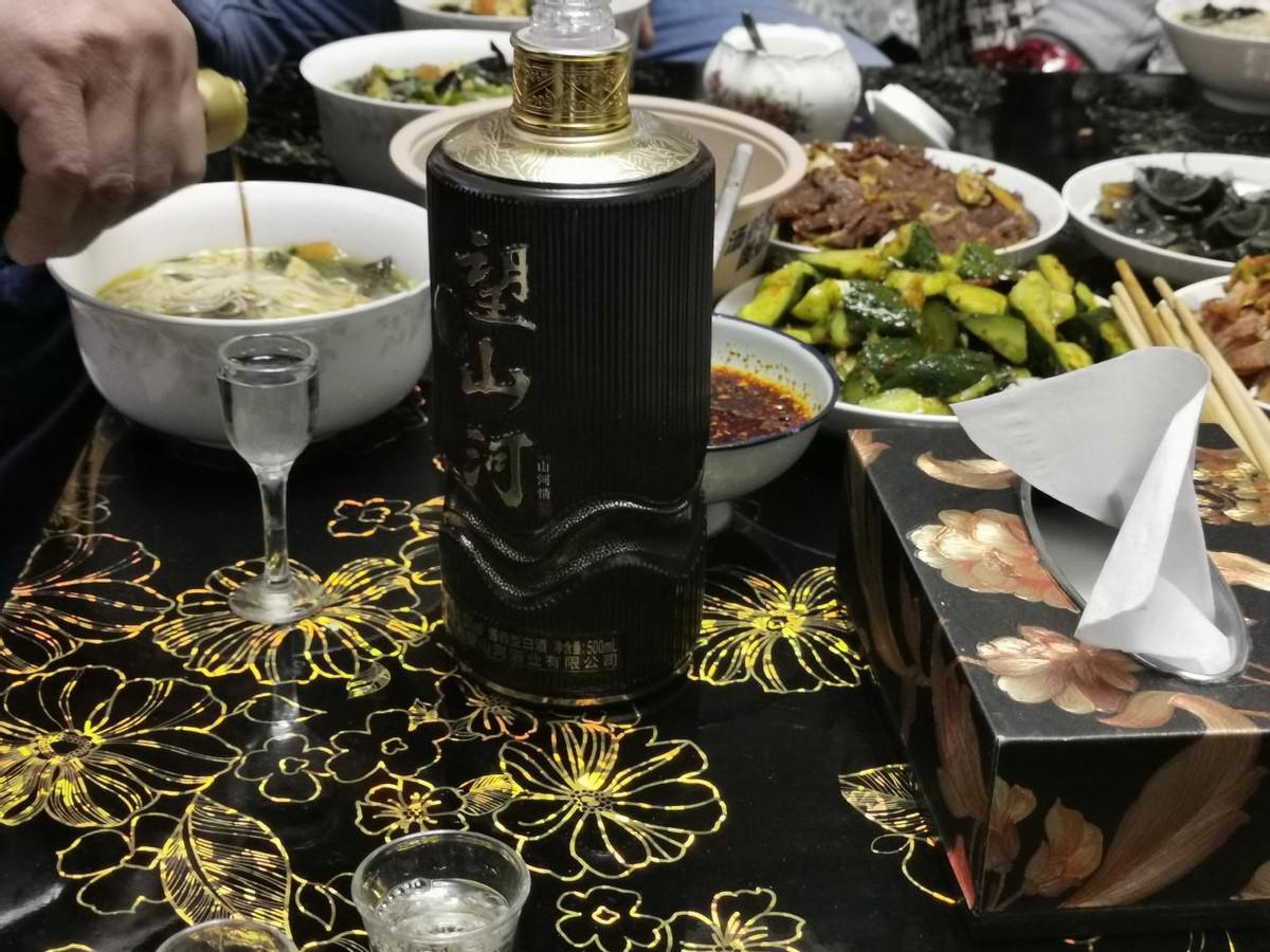 茅台酒为何送个小酒杯,买茅台送的小酒杯