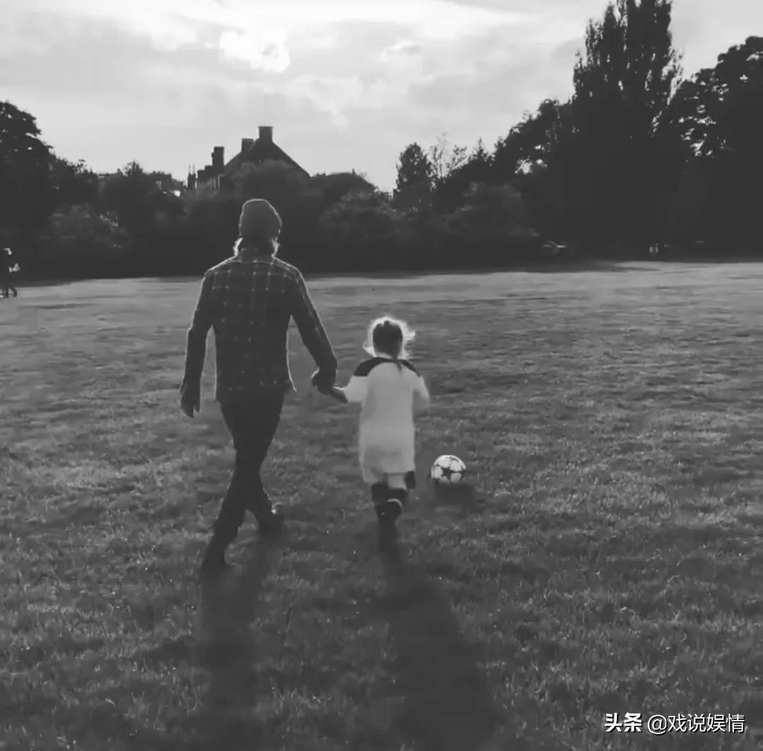 贝克汉姆年轻时踢足球的视频,贝克汉姆抱着贝小七小时候