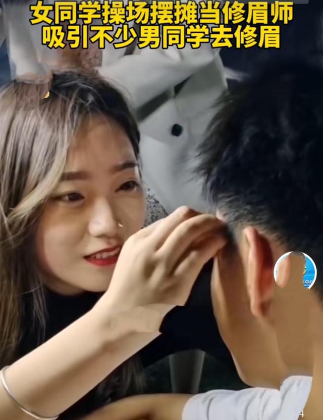 女大学生校内兼职！个个面若桃花，男生趋之若鹜，生意能不火吗？