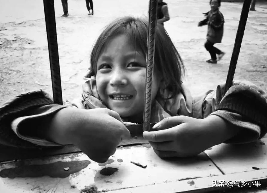 网红利用凉山彝族人“卖惨”，消费网友爱心，乱象该如何整治？