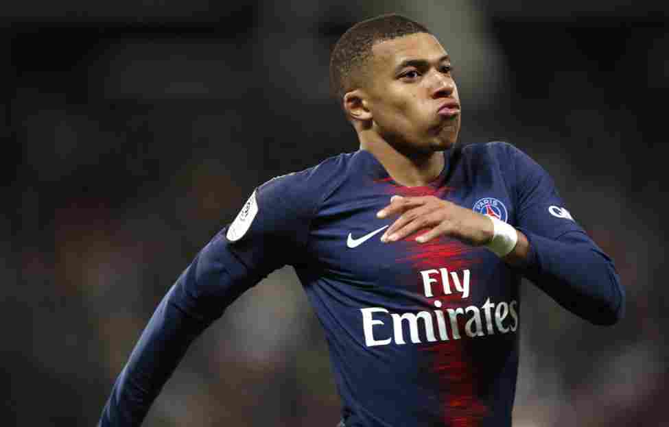 尴尬与温馨！梅西无缘任何奖项却和妻儿畅享假期，娇妻身材火爆