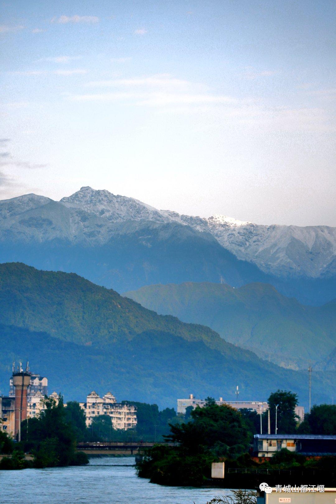 晴空雪山,雨过天晴的都江堰又见雪山