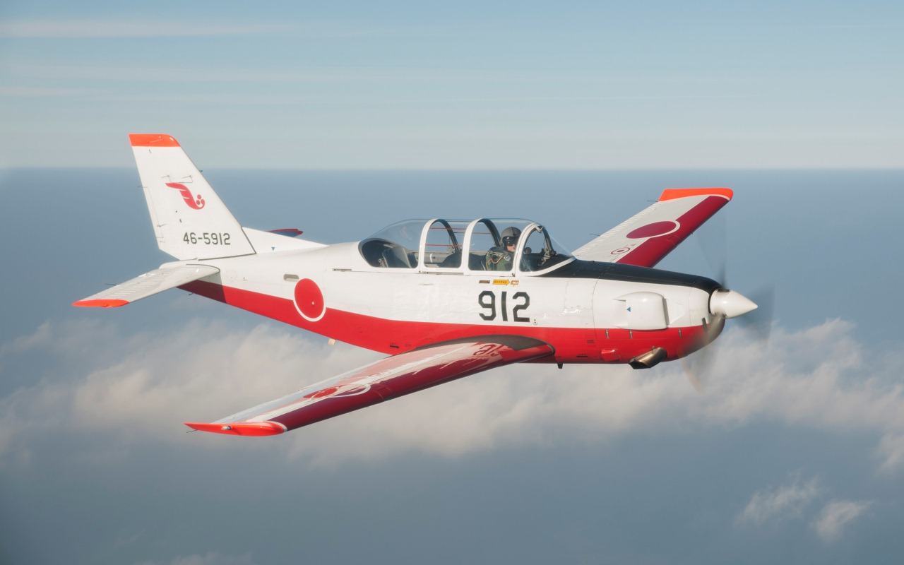 日本列岛的初级和中级训练机“富士T-7”