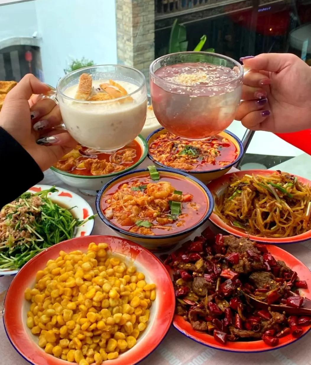 昆明市藏在巷子里的老火锅,昆明市中心藏在巷子里的小吃