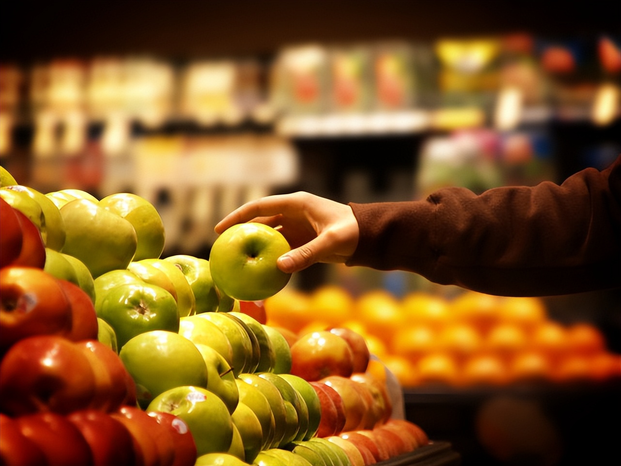 男子超市投放过期火腿肠被发现,面试热点外卖小哥