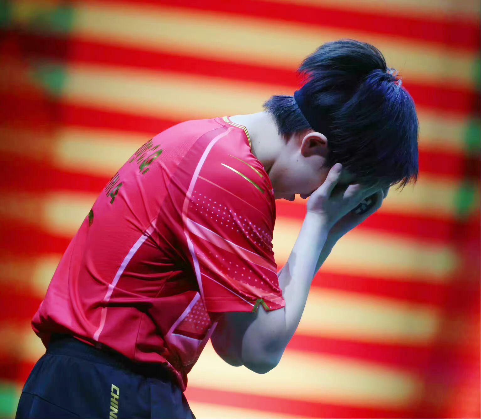 王楚钦赢马龙哭了原视频,王楚钦决赛赢了孙颖莎感动哭了