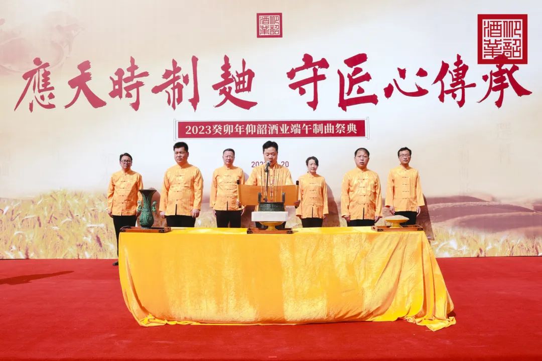 从出圈的仰韶“端午制曲”，看懂一个品牌背后的“匠心”