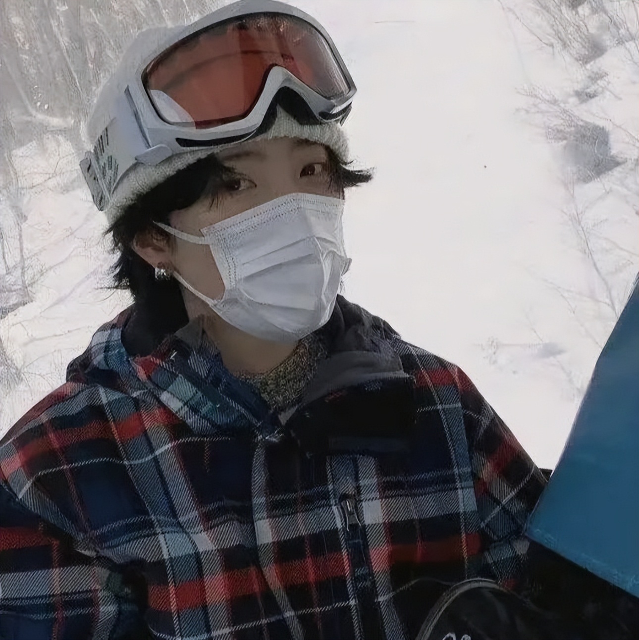 戴口罩情侣图片头像一对,戴帽子和口罩情侣头像黑白动漫