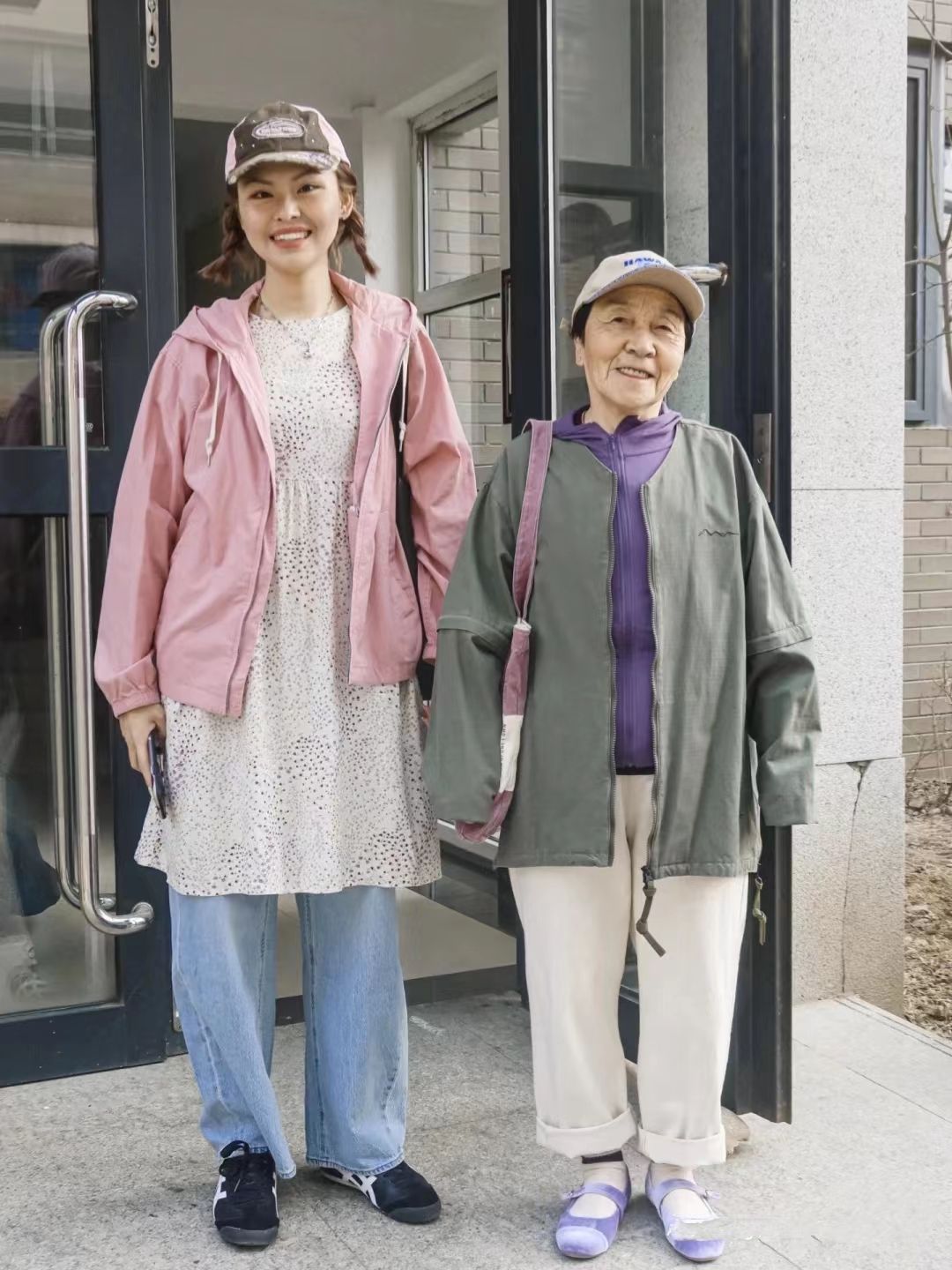 老爹鞋冬季搭配直筒裙,冬季杏色老爹鞋搭配黑色直筒裙