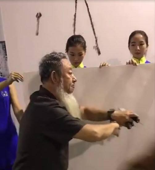 “写字杂耍”是“行为艺术”，还是对汉字的*渎亵**？