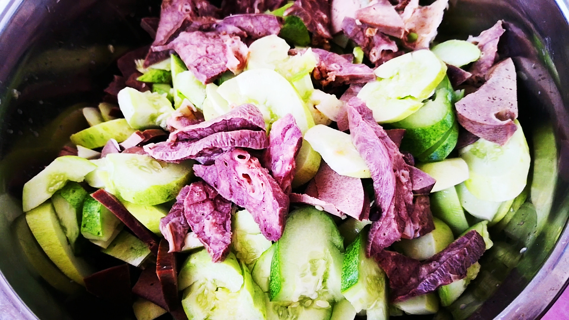 下雨天，朋友买来一套猪下货，鲜香美味，都是硬货，朋友们吃美了