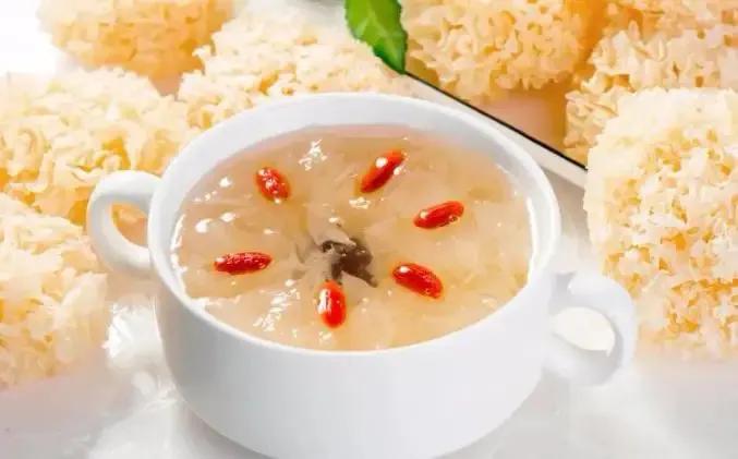 三伏天嘴唇干裂怎么回事,冬天空气干燥导致嘴唇干裂的原因