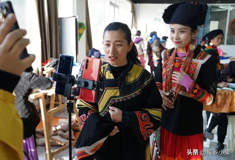 网红利用凉山彝族人“卖惨”，消费网友爱心，乱象该如何整治？