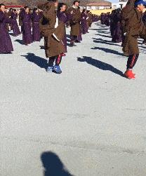 塞进去容易拔出来难,妹子着急死了哈哈哈哈哈哈！真的尴尬啊