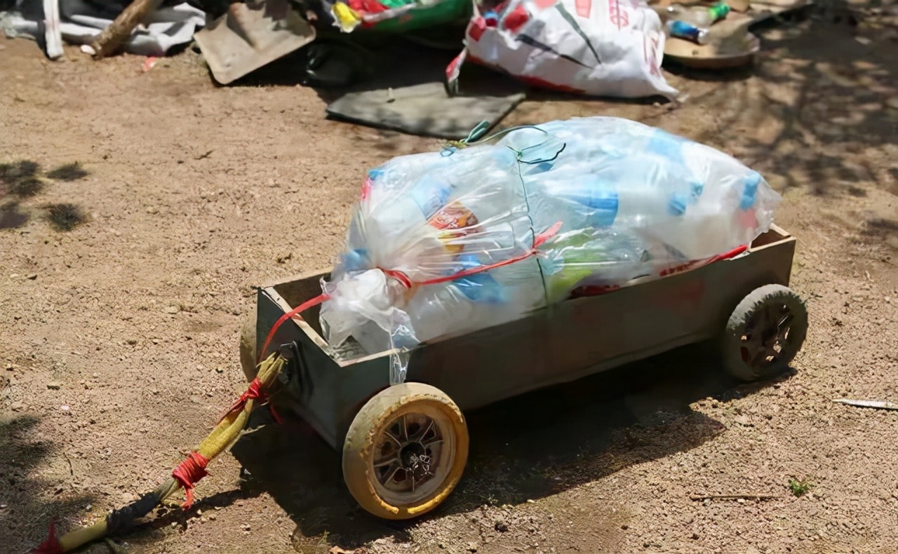 00后小伙靠捡废品养活一家4口,一男子捡垃圾养瘫痪妻子