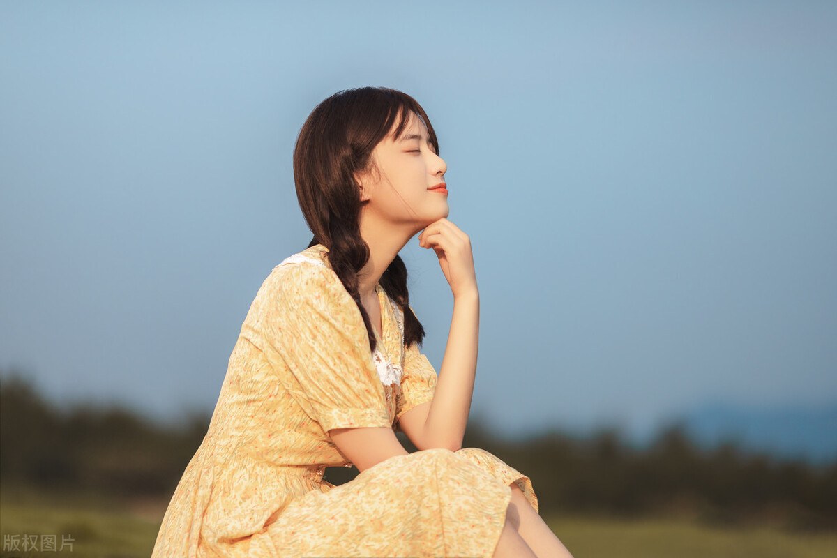 故事：暗恋男神在沙发醉倒，我偷摸对他搂搂抱抱，却不知他是装的