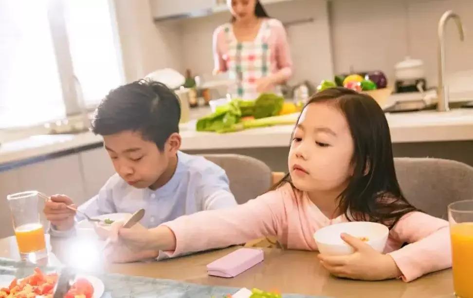 孩子不吃饭饿一顿就好了,孩子不吃饭怎么办方法很重要