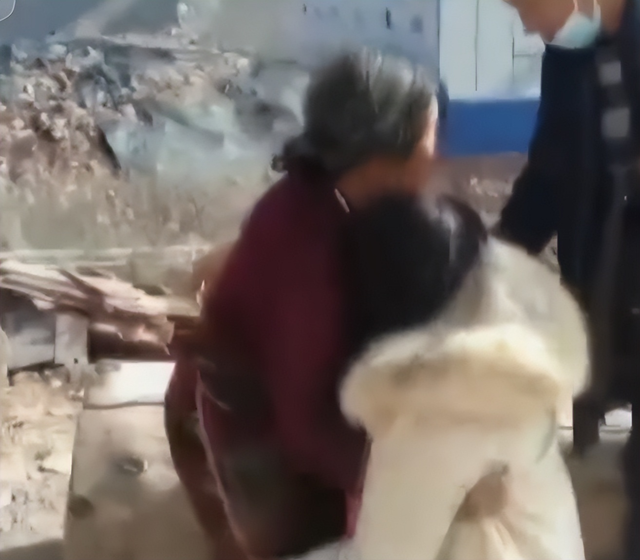 藏族女孩19岁跟男友私奔，因没身份证，遭家暴后等了20年才回到家