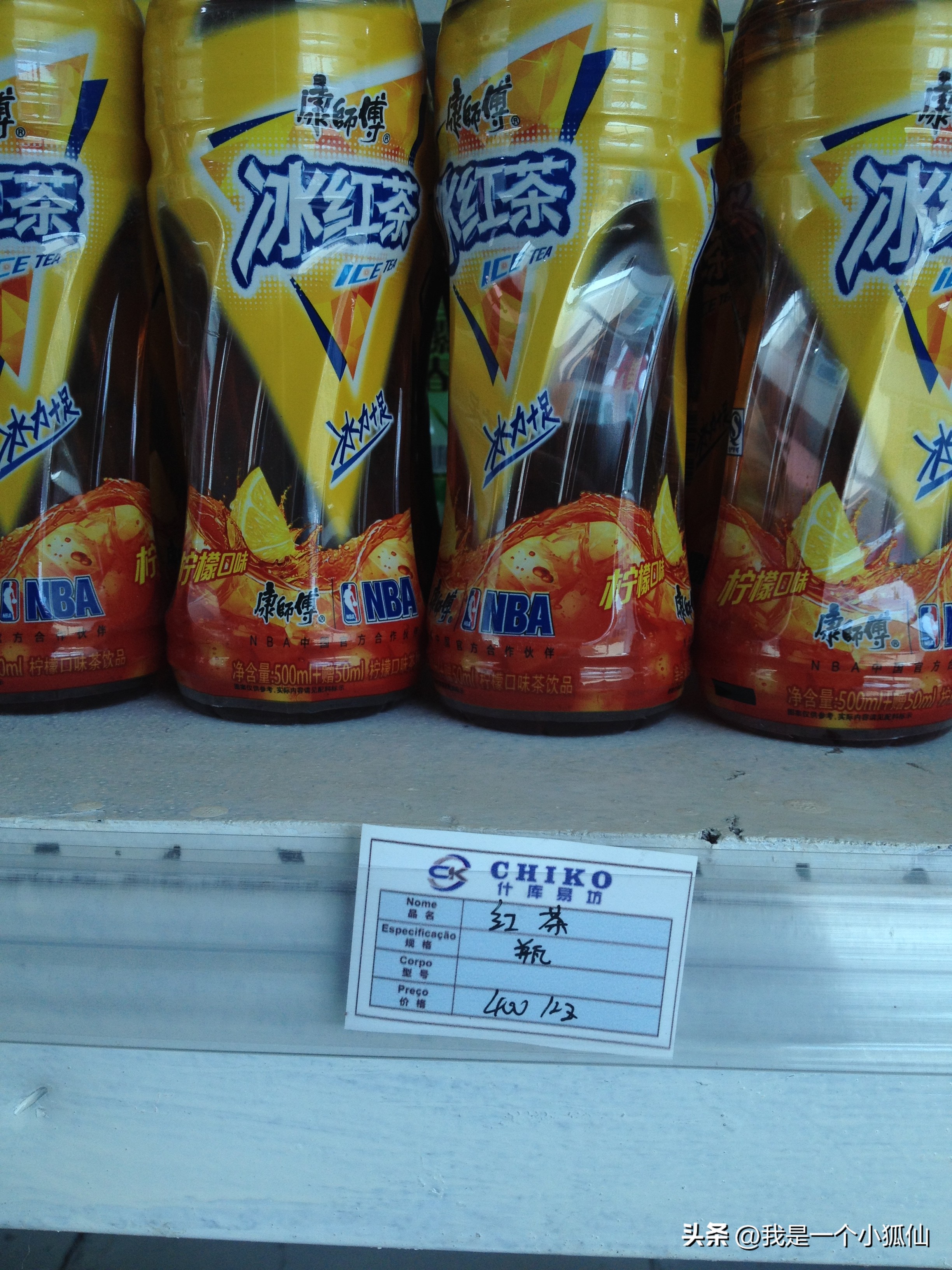 当吊带穿在黑人男人身上时，阳刚与妩媚是那么的和谐，让众人羡慕