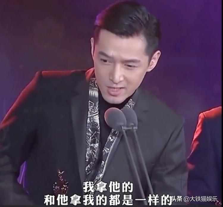 胡歌为礼仪小姐姐化解尴尬娱乐,胡歌帮礼仪小姐解围对比