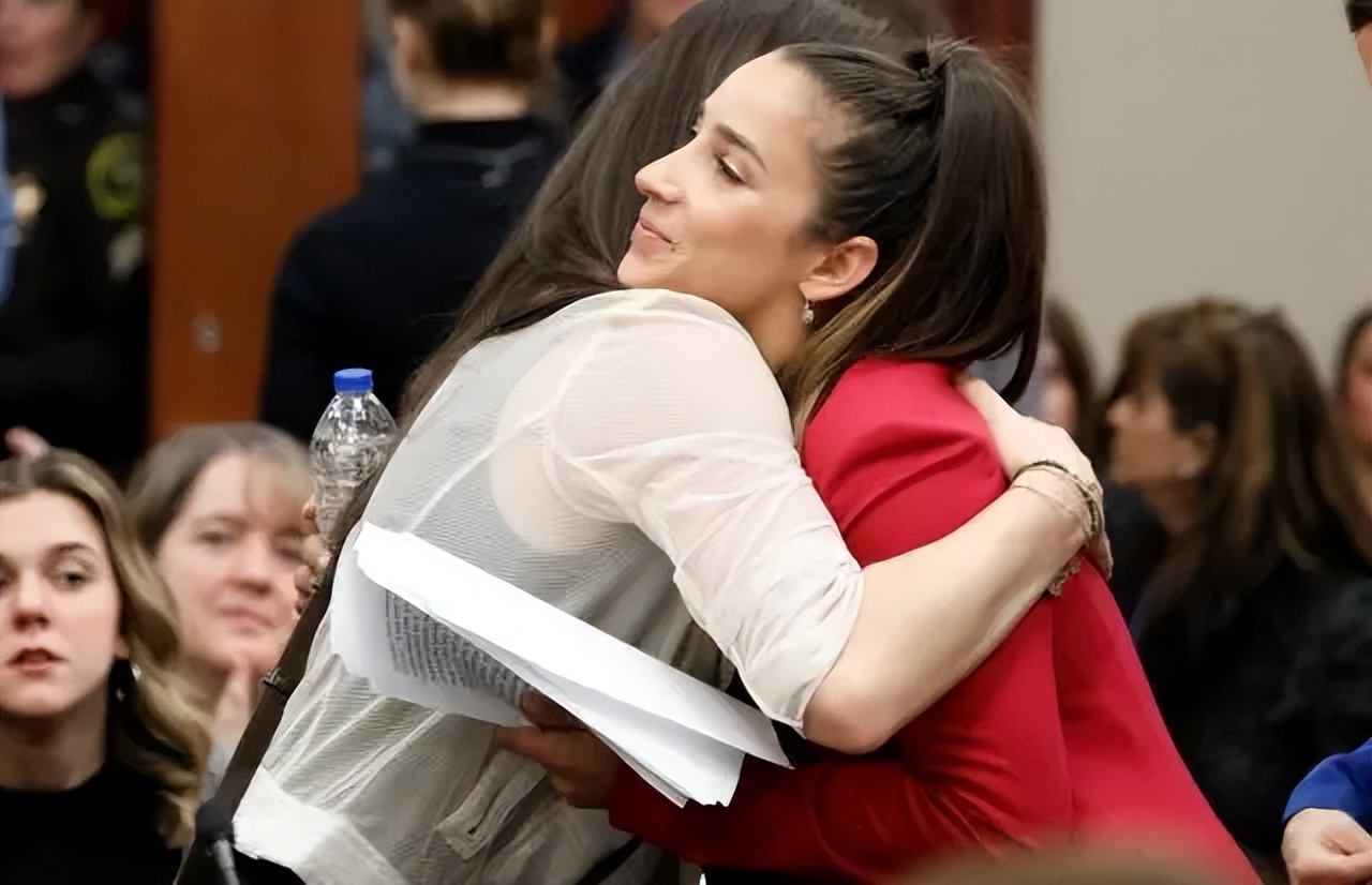 前美国体操队队医纳萨尔性侵犯案,美国队医纳萨尔治疗教学视频