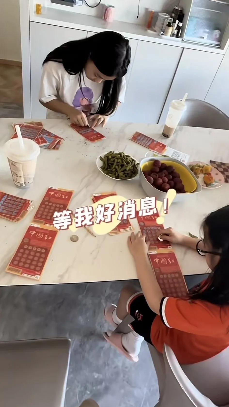 闺蜜送10万元刮刮乐后续,女生送闺蜜刮刮乐当礼物