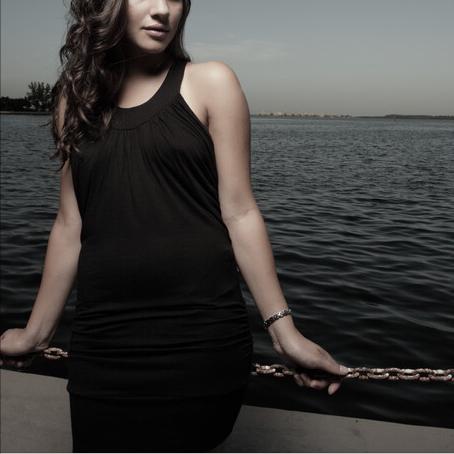 夜晚，女孩捂着脚不敢出声，男子掰开她的手后没有再做丝毫的犹豫