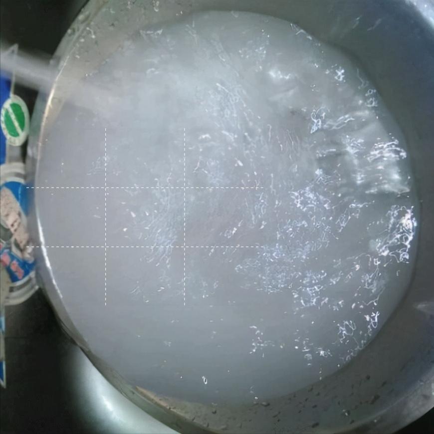 水管流出红色自来水,自来水管流出来的水是乳白色的