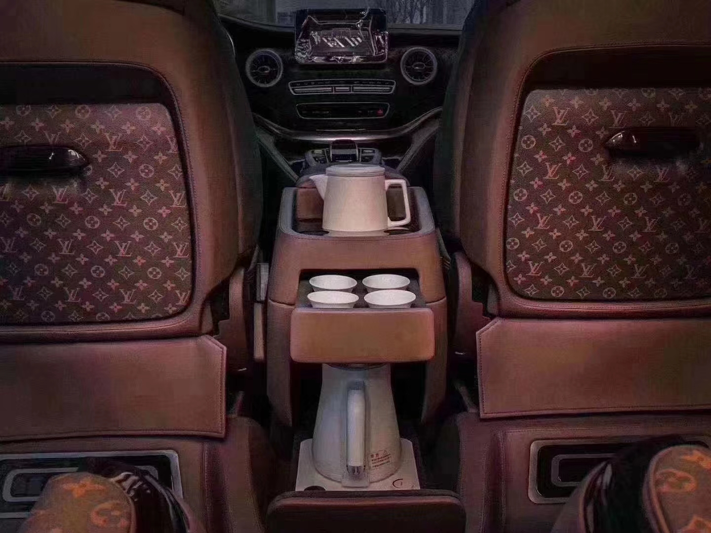 lv和奔驰合作的车,lv高端商务车