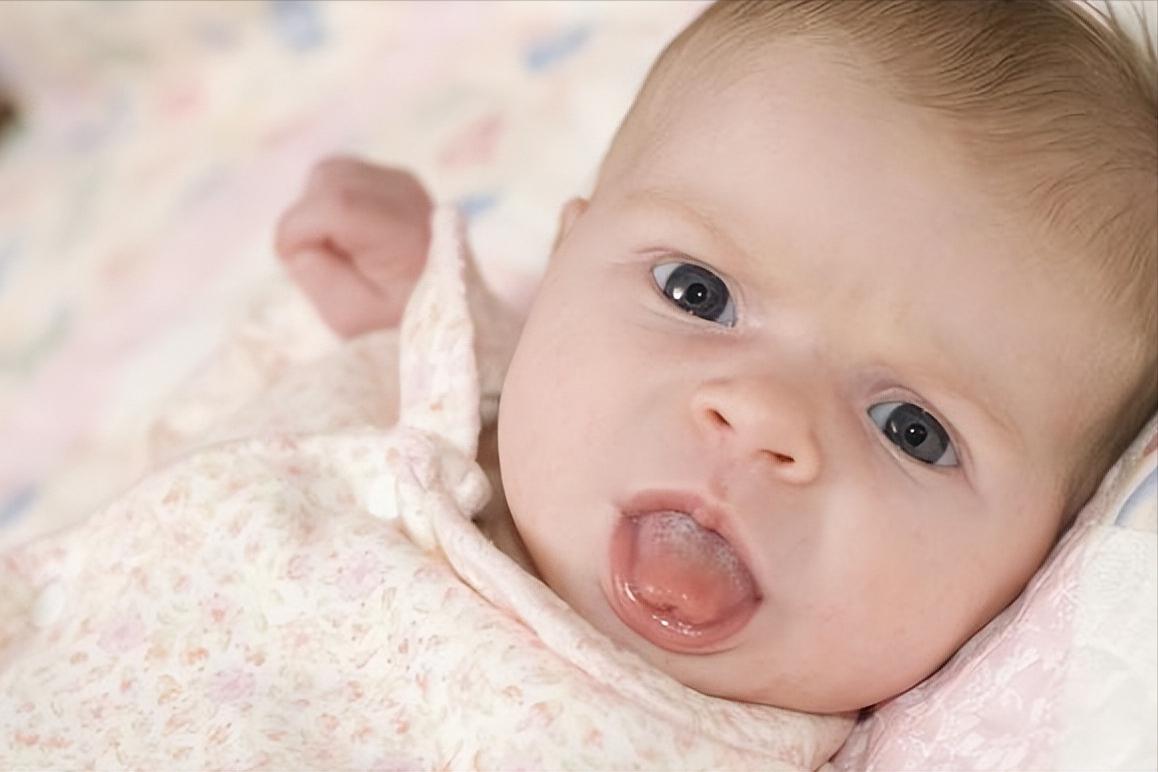 小宝宝爱嚼嘴是怎么回事,小宝宝爱咬东西是什么原因