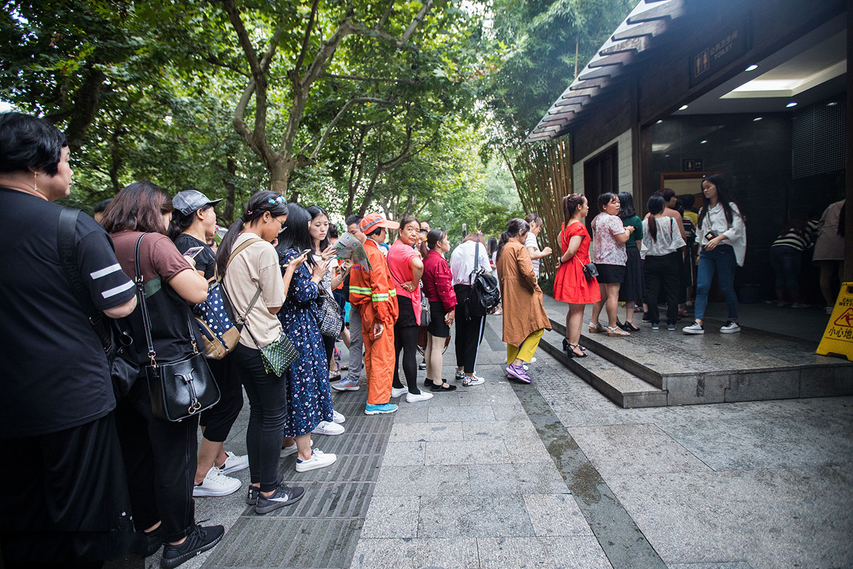 美国马桶前面有个缺口,美国的马桶为什么会设计一个缺口