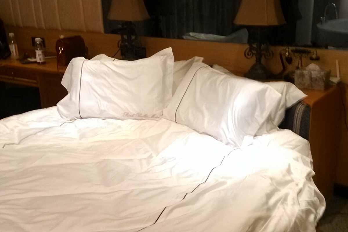 住的酒店特别脏不换床单怎么办,酒店床单洗不干净原因
