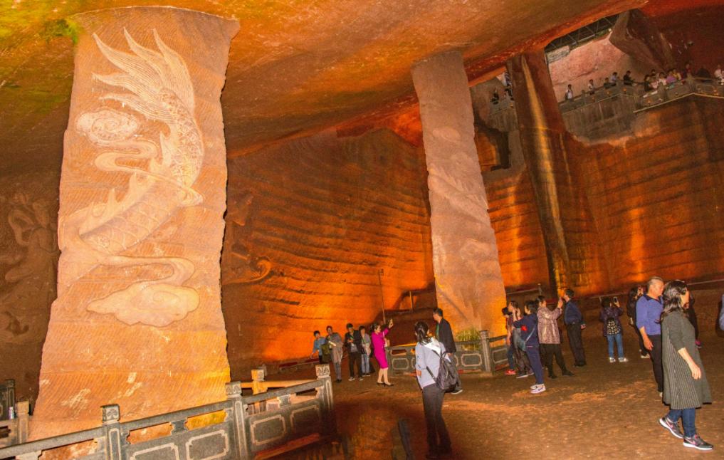 浙江水塘抽干发现宫殿,水潭被村民抽干后惊现千年宫殿