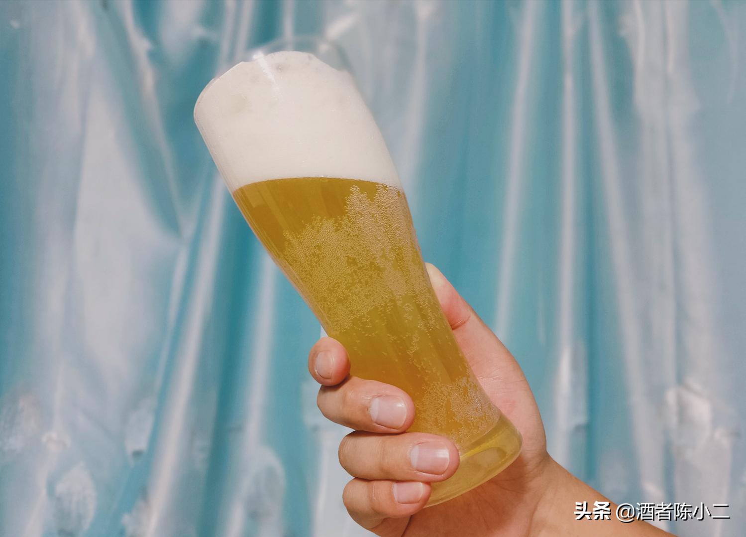 喝出20年前的啤酒味？这款不一样的白啤能担得起国货之光的称号吗