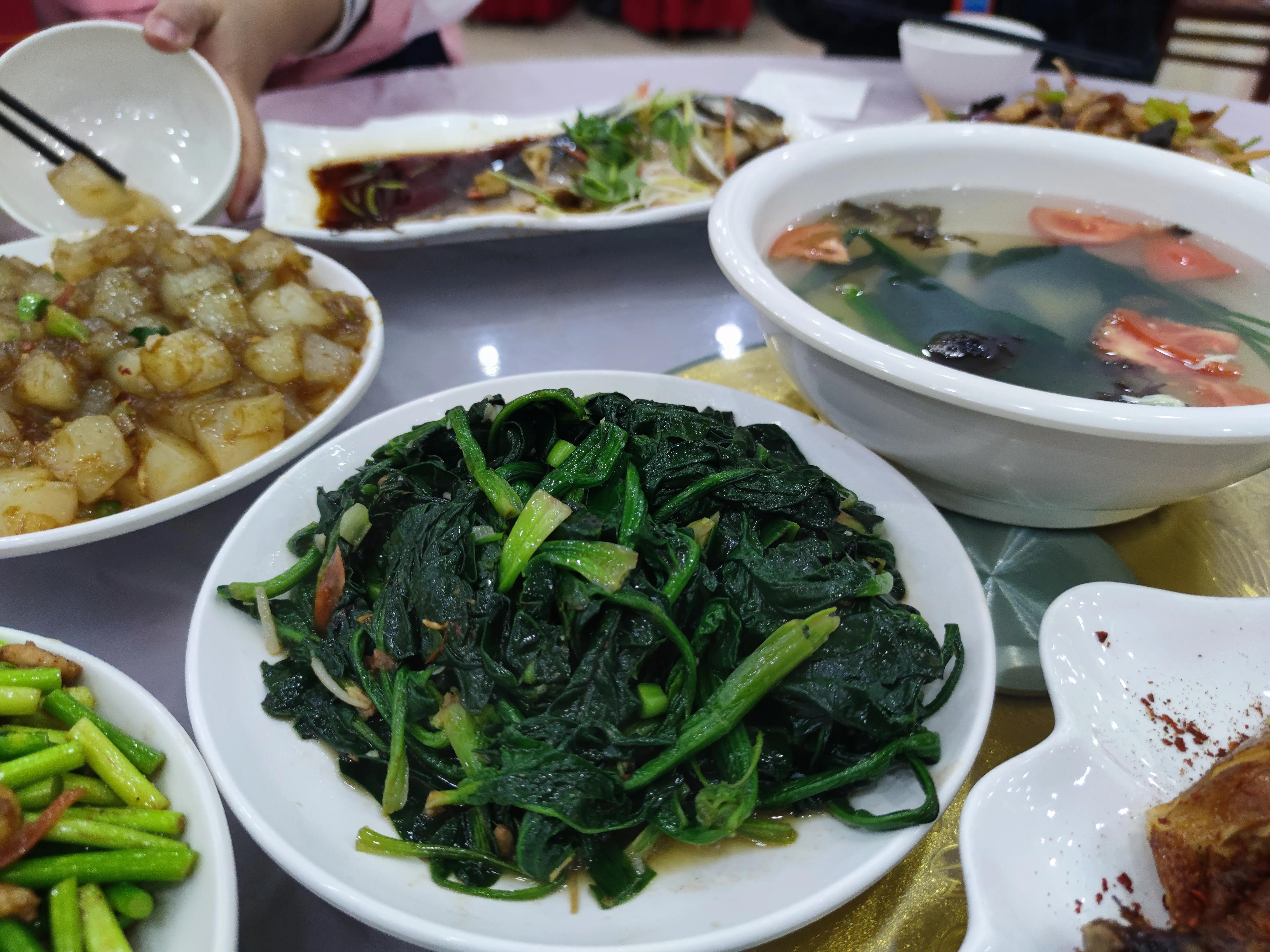 东北小伙吃自助餐视频,东北小伙街头采访吃自助餐