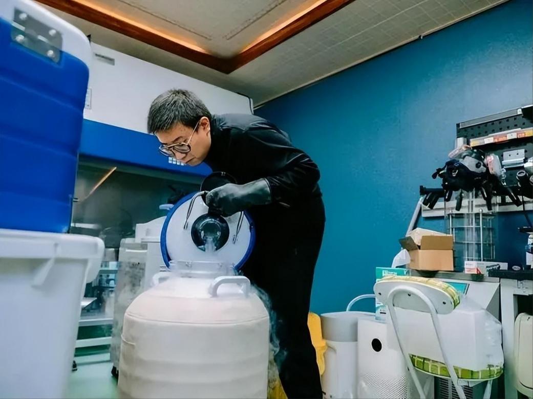 高中学历父亲研制药物救孩子被抓,自学制药救治绝症的儿子