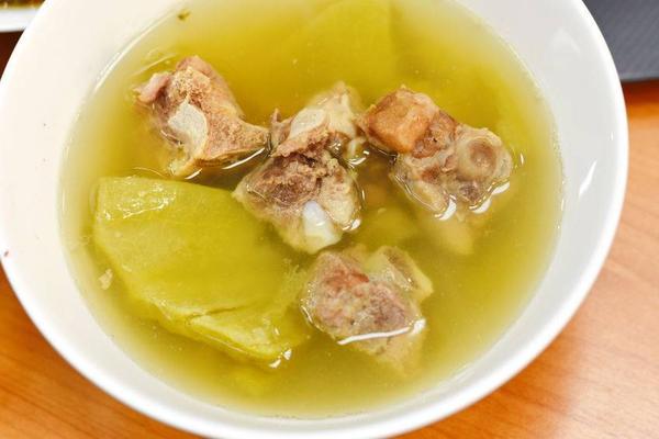 骨折病人想补钙吃骨头汤还是牛奶,骨折病人喝的骨头汤可以放大料吗