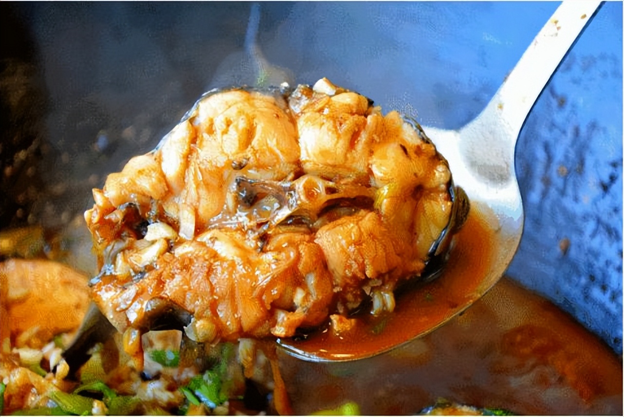 怎样炸带鱼不腥不破皮窍门,烧鱼不腥不破皮有秘诀