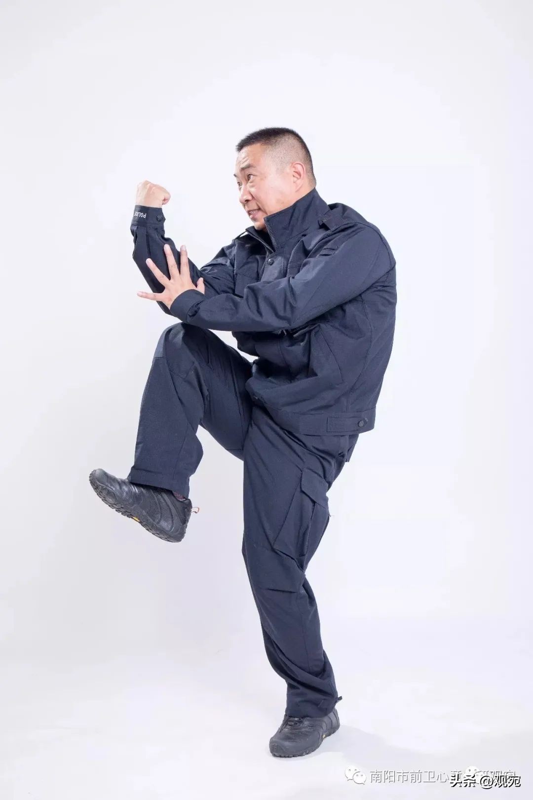 马路上行走的路人突然盯着自己看,走在路上时路人的眼光