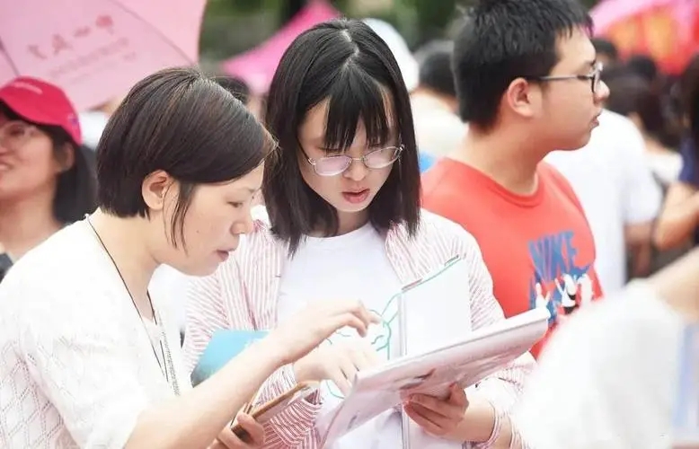 考生估分710实际才702分，崩溃大哭被质疑凡尔赛，网友一句话化解