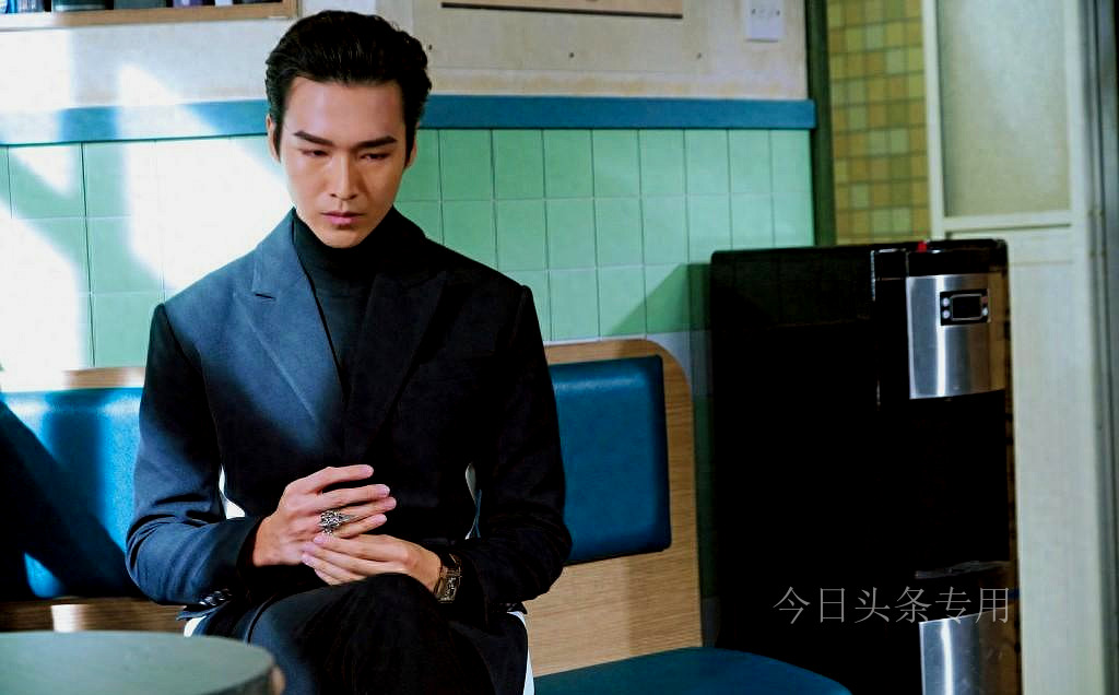 甜齁TVB男星热恋女同事，携手出席婚礼，躲角落同吃一杯雪糕