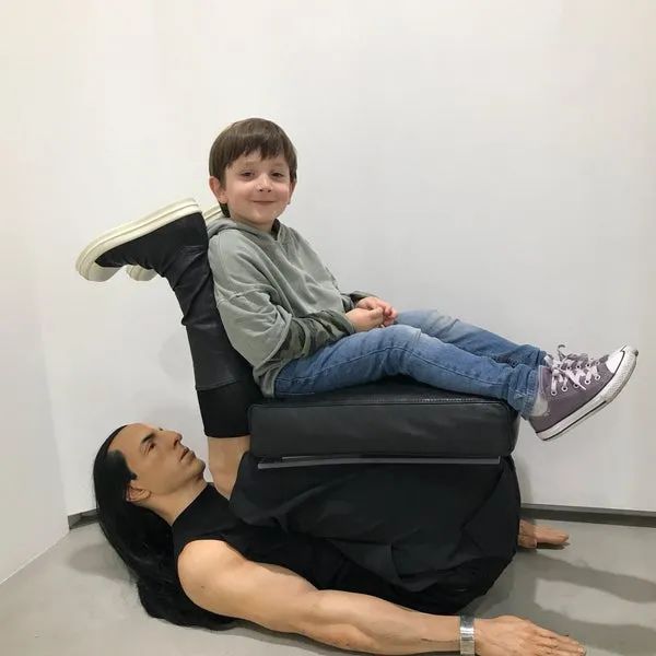 他被称时尚圈暗黑之王！神作爆红15年，侃爷以收藏他的桌子为傲？