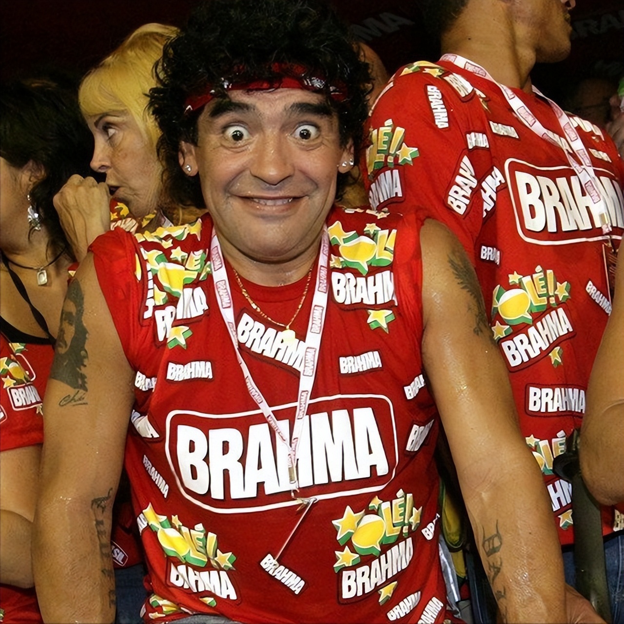 殴打球迷、收买对方球员、26年0进球，他为何敢自称巴西球王？