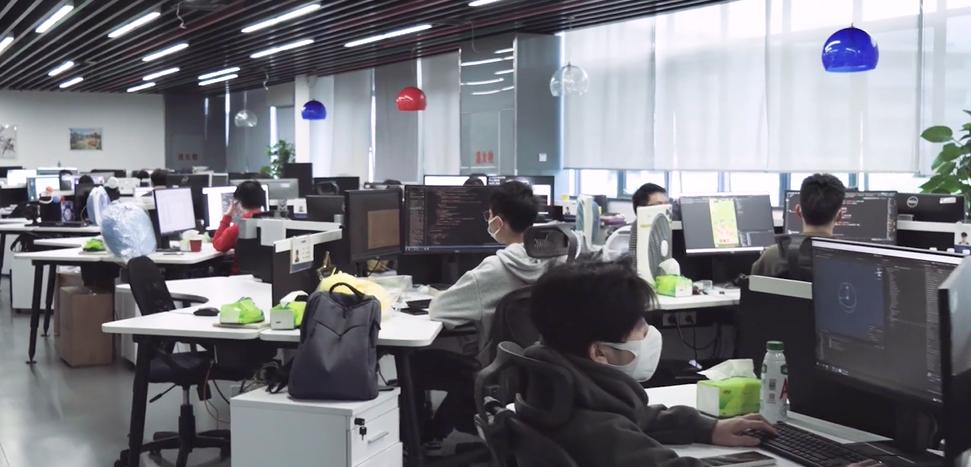 他入职一年半成为《问道》手游主策划，游戏上线后拿过畅销榜第2