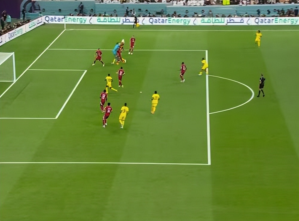 世界杯揭幕战裁判引争议！名记解释高科技赢了：芯片定位越位脚