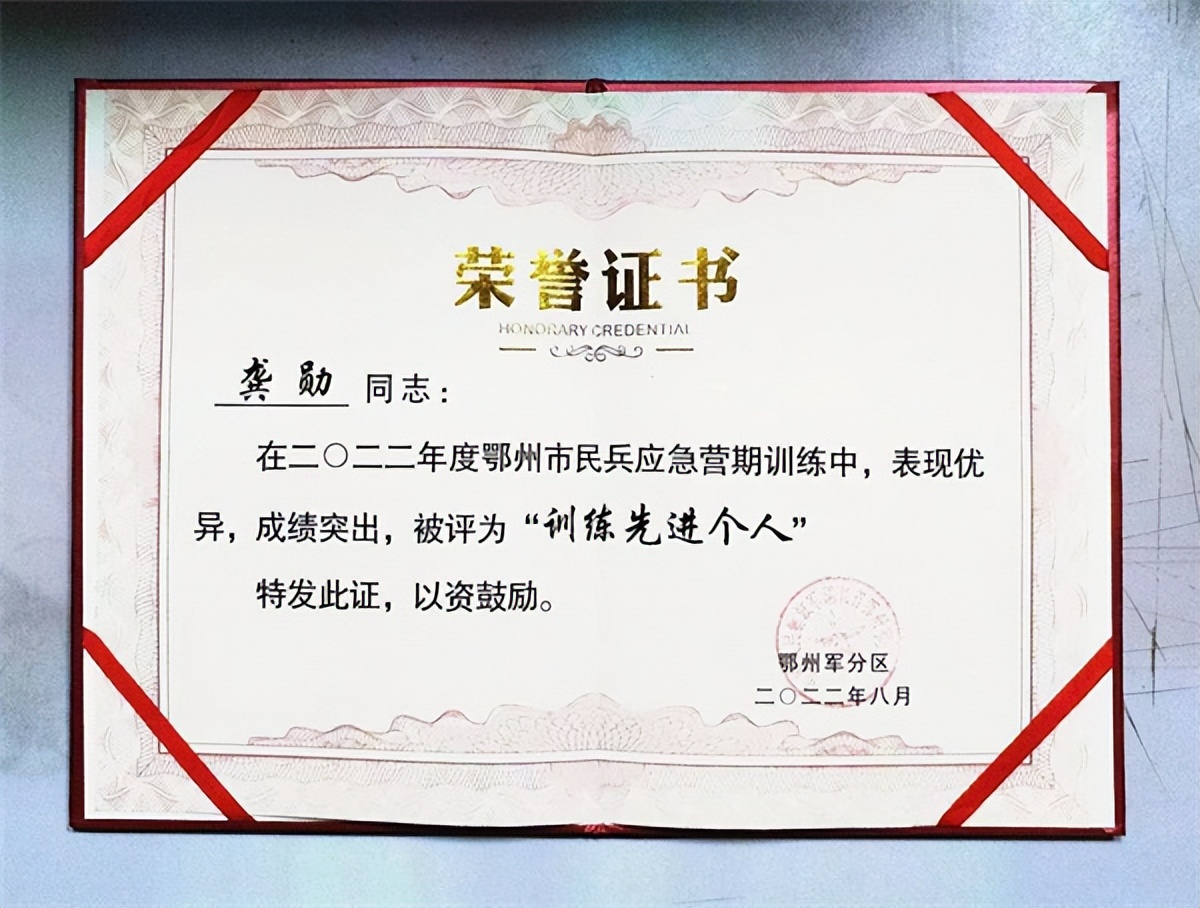 他们来自酒店一线后勤和厨师,鄂州这个酒店青年员工“兵味”十足