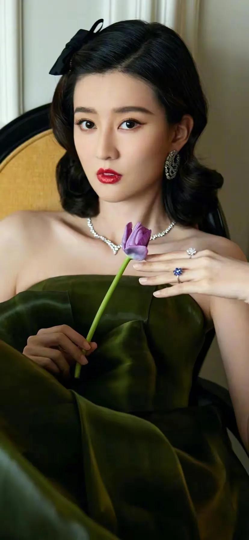 春风唤雨润花田，葱茏岁月韵琴弦